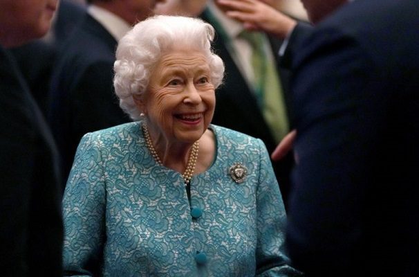 La Reina Isabel ya volvió a su escritorio tras una noche en el hospital