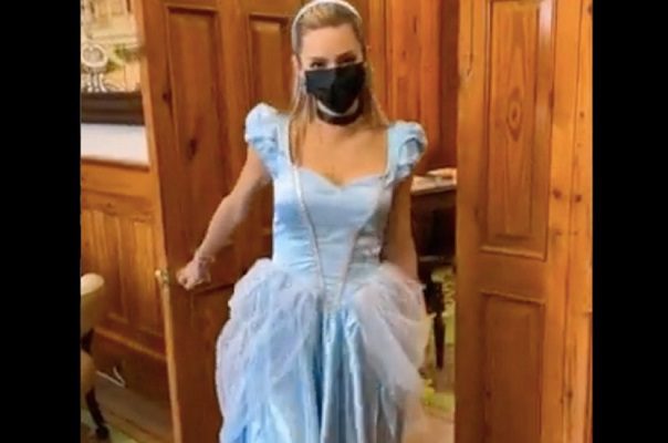 Mariana Rodríguez llega al Palacio de Gobierno de NL disfrazada de Cenicienta