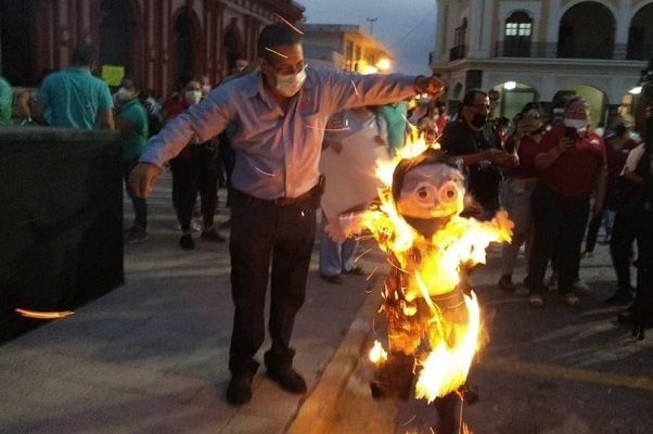 Burócratas queman piñata del gobernador de Colima por falta de pagos