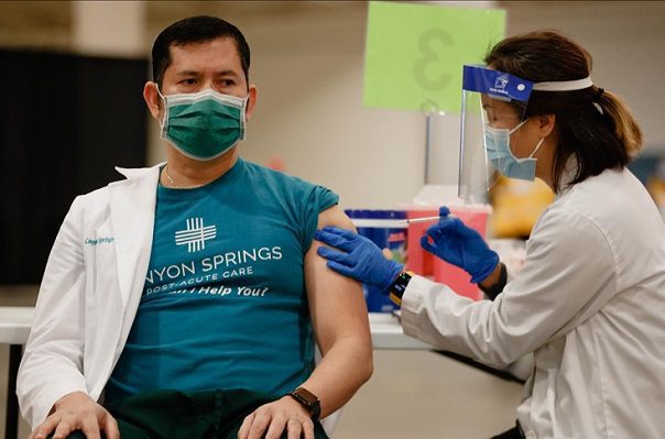 Se pueden mezclar y combinar dosis, pero se recomienda vacuna original, dice Fauci