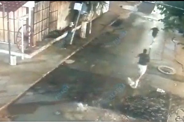 #VIDEO muestra huida de dos hombres tras balacera en Tulum