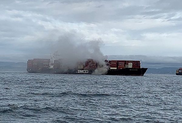 Incendio en portacontenedores despide gases tóxicos en la costa de Canadá
