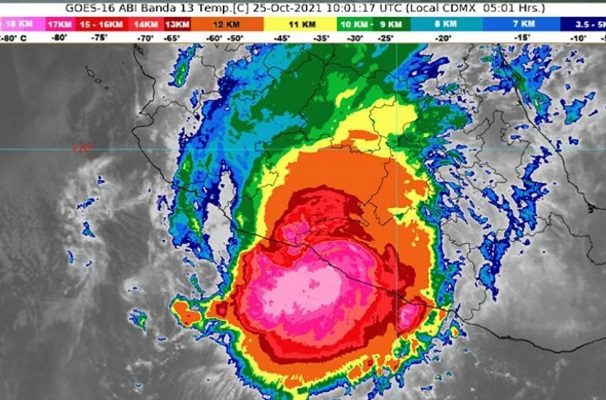 Huracán 'Rick' toca tierra en costa de Guerrero tras incrementarse a categoría 2