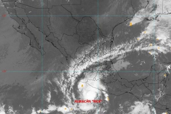 “Rick” se degrada a huracán categoría 1 en su paso por Michoacán