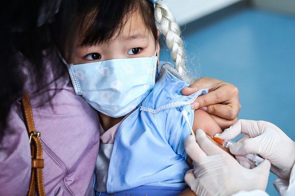 China inicia vacunación contra Covid-19 en niños de 3 años