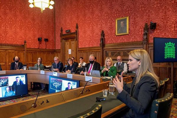 Exempleada afirma que "Facebook está aumentando el odio"