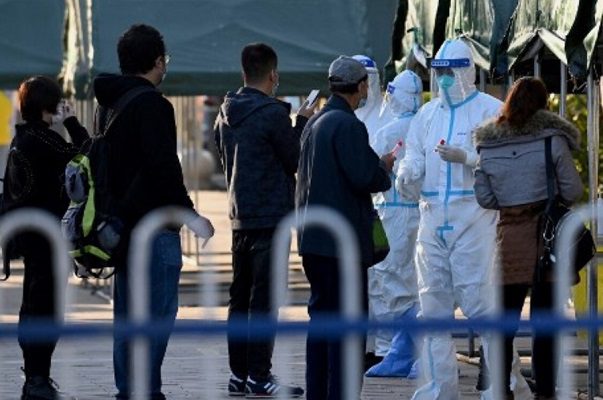 Por brote covid, China confina ciudad de cuatro millones de habitantes