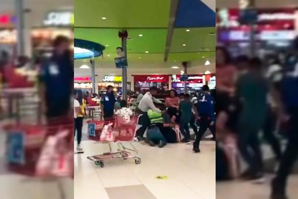 Por una mesa, se desata pelea campal en centro comercial de NL #VIDEO