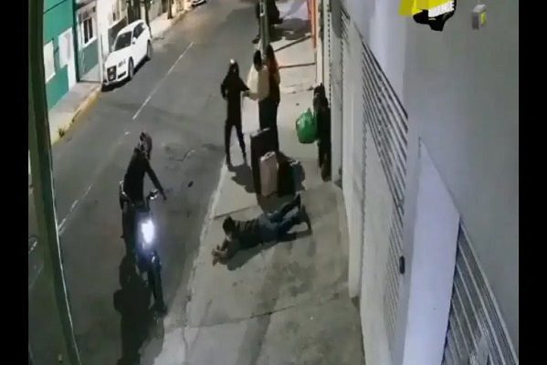 Pecho tierra, asaltan a cinco peatones en la Venustiano Carranza #VIDEO