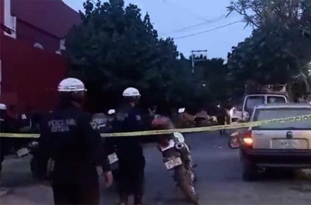 Dos policías se enfrentan a balazos por una infidelidad, en Oaxaca