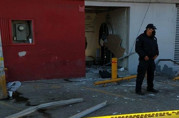 Con explosión de tanque de gas, intentan robar Banco Azteca en Acolman