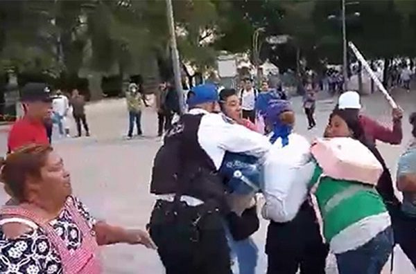 Mujeres comerciantes golpean a funcionaria en Alameda Central #VIDEO