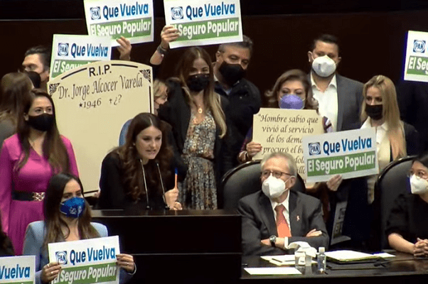 Panistas entregan lápida a Jorge Alcocer y le exigen regreso de Seguro Popular