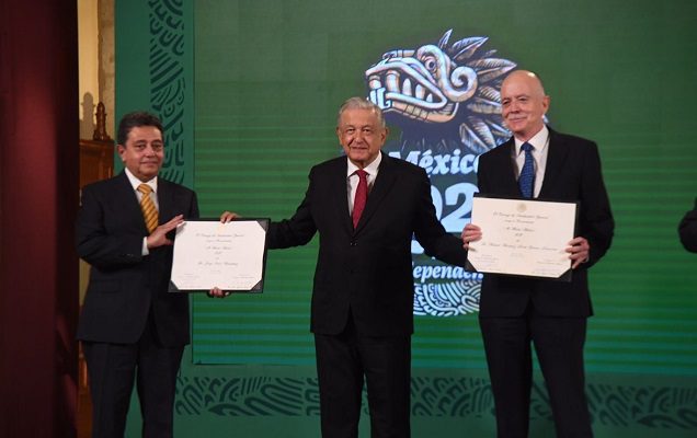 Gobierno federal entrega reconocimiento al Mérito Médico a doctores