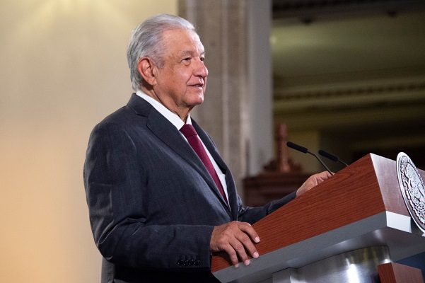 AMLO cuestiona "¿cuántos libros o ensayos existen sobre corrupción?" en la UNAM
