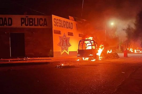 Pobladores de Jaltenco queman patrulla municipal por abusos policiales