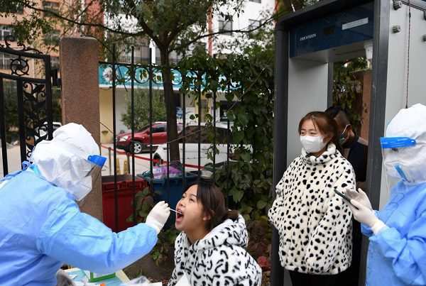 China confina a una tercera ciudad por brote de Covid-19