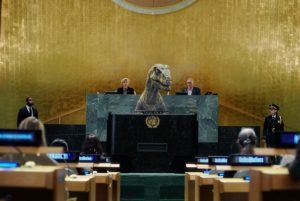 Dinosaurio “irrumpe” en la ONU para hablar del cambio climático