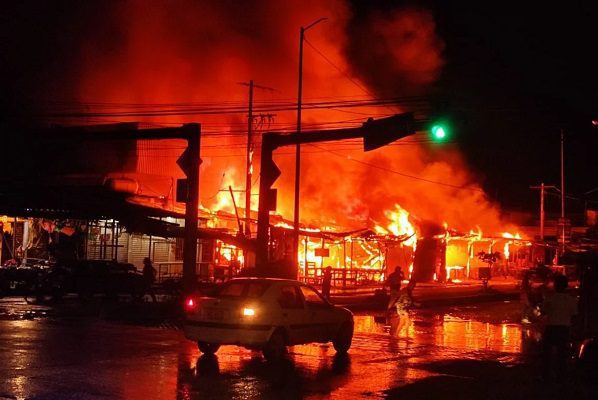 Incendio en Central de Abastos de Acapulco consume puestos #VIDEOS