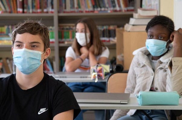 Pese a alza de contagios, OMS pide mantener escuelas abiertas en Europa