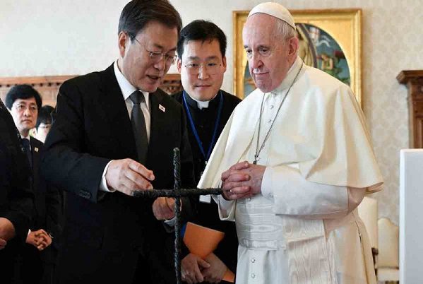 Presidente de Corea del Sur regala al Papa cruz de alambre de púas