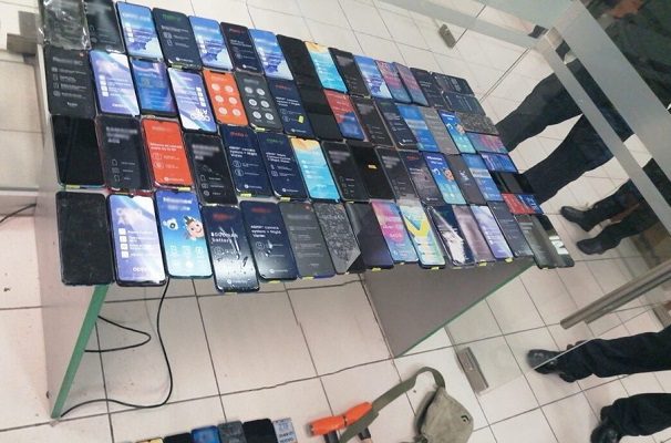 Menores roban 71 celulares en asalto a tienda departamental en Edomex