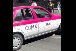 Ciclista defiende a policía de CDMX que casi es atropellado por taxista #VIDEO