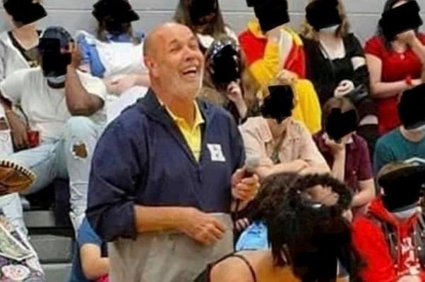 Investigación a escuela de EU por estudiantes bailando a maestros