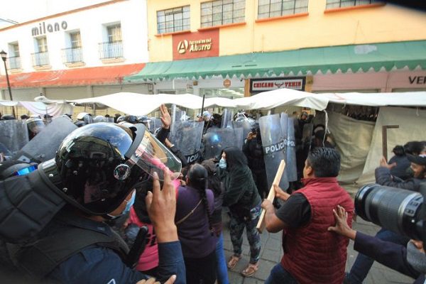 Desalojan a ambulantes con gases lacrimógenos, en Oaxaca
