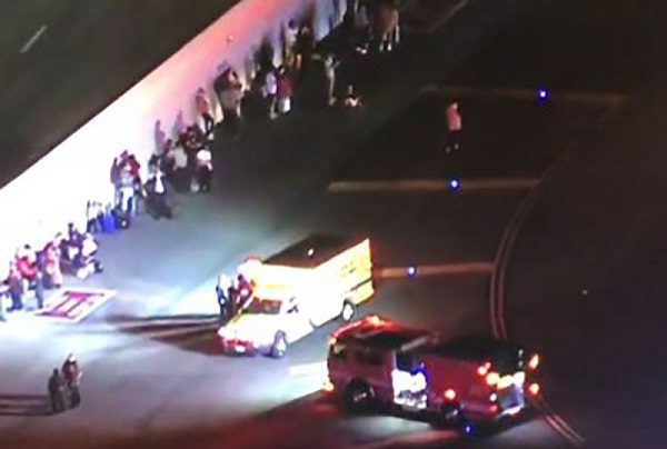 Desalojan aeropuerto de LA y cancelan vuelos por alerta de tiroteo