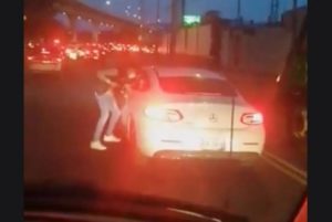 Captan en #VIDEO asalto a automovilista en pleno tráfico de Periférico