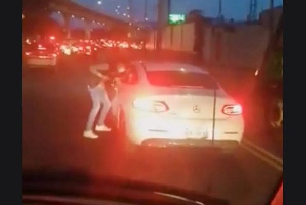 Captan en #VIDEO asalto a automovilista en pleno tráfico de Periférico
