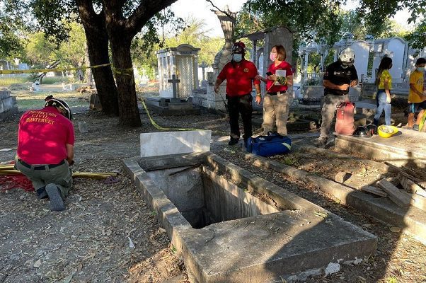 Mujer se lesiona al caer a tumba de panteón en Monterrey