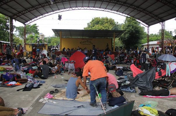 Con deteriorada salud, caravana migrante rechaza ayuda del INM