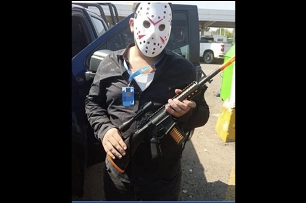 Detienen a joven en disfraz de Halloween por portar rifle de juguete, en Sinaloa