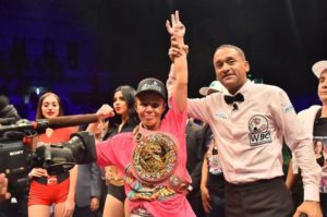 Jackie Nava gana cinturón Diamante Rosa supergallo