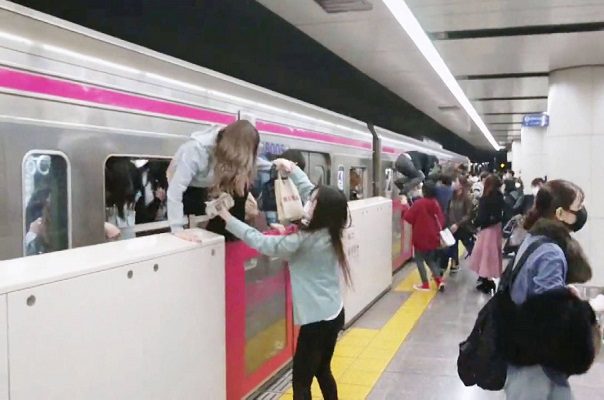 Ataque con cuchillo en tren de Tokio deja al menos 17 heridos #VIDEOS