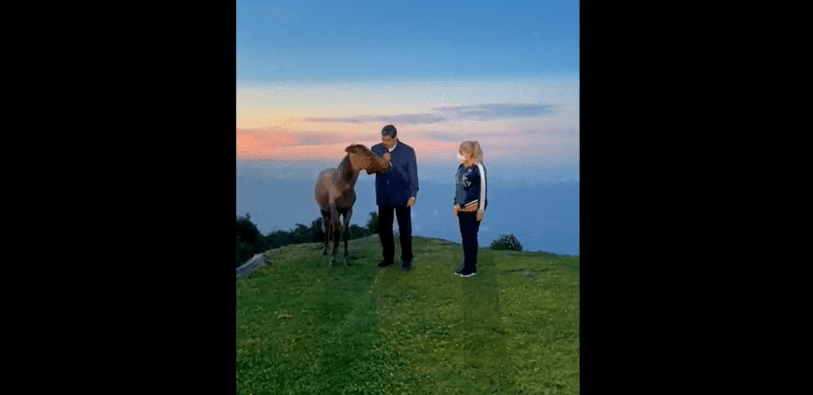 Nicolás Maduro “habla” con un caballo y genera burlas en redes