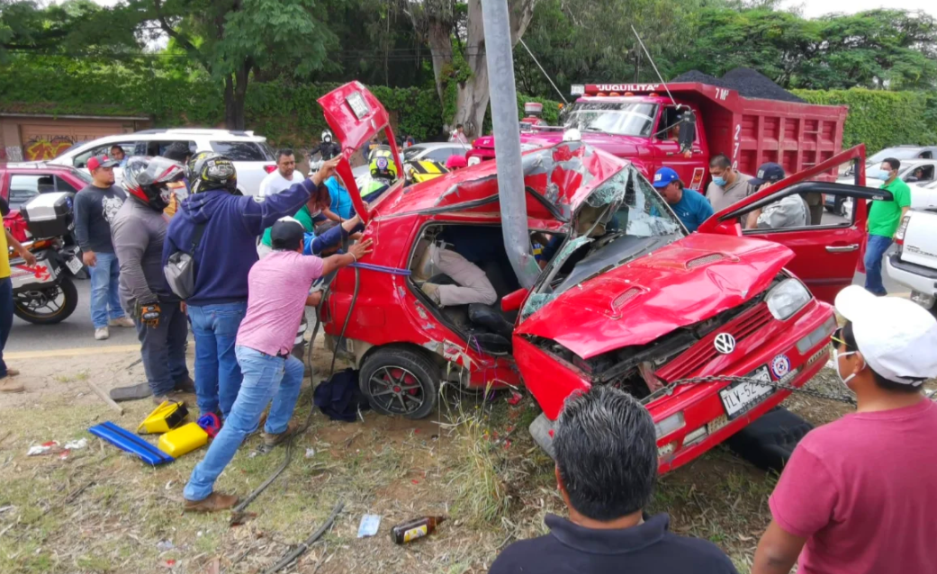 Fallecen madre e hija en accidente automovilístico; conductor huyó