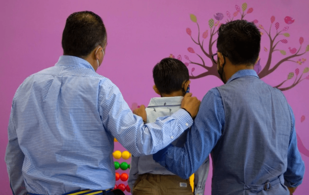 Iglesia católica reprueba adopción de niño por pareja del mismo sexo