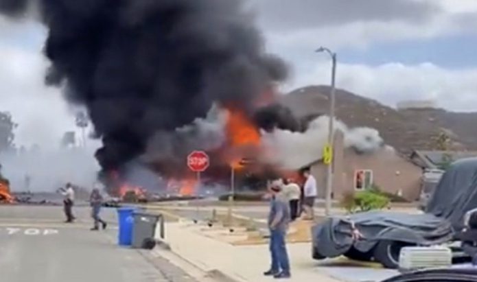 Avioneta se desploma sobre casas en California