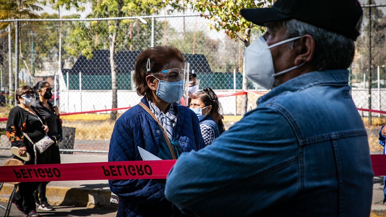 México suma en 24 horas 2 mil 282 casos y 303 muertes por COVID-19