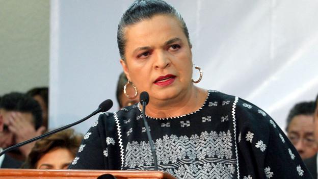 Beatriz Paredes sufre accidente automovilístico y es hospitalizada