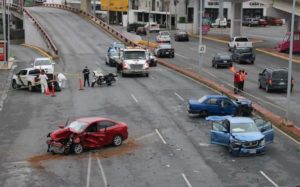 Un muerto y dos lesionados tras aparatoso choque en Monterrey