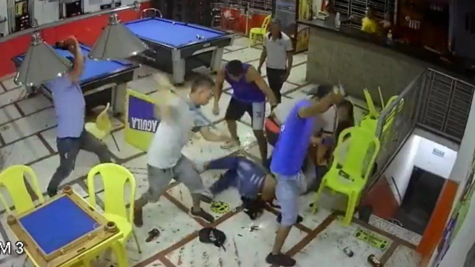 Asaltante es linchado y asesinado por clientes en billar #VIDEO