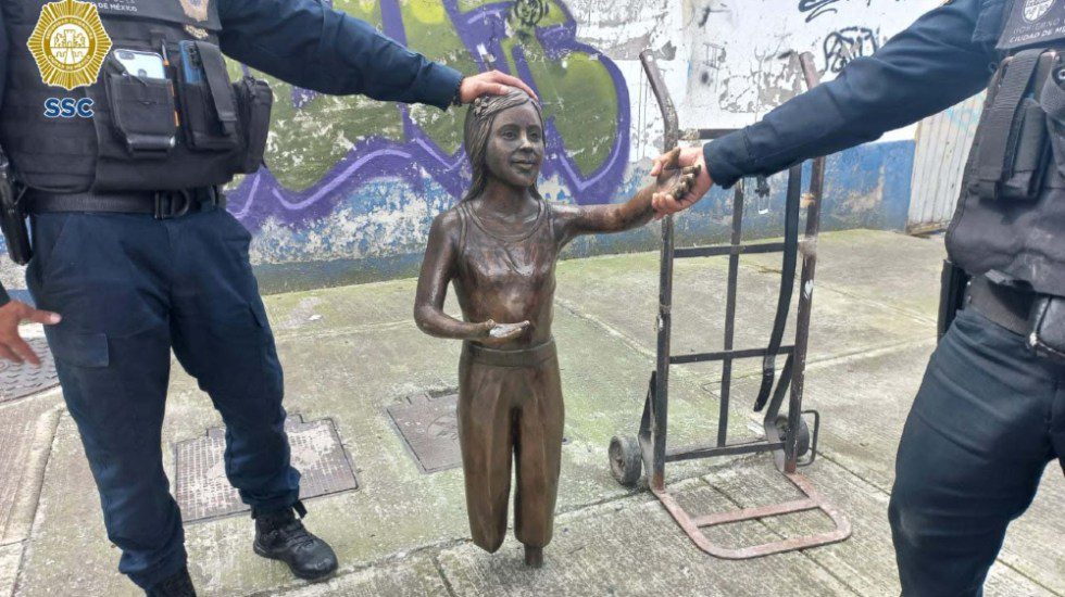 Detienen a sujeto que se robó estatua de plaza en CDMX