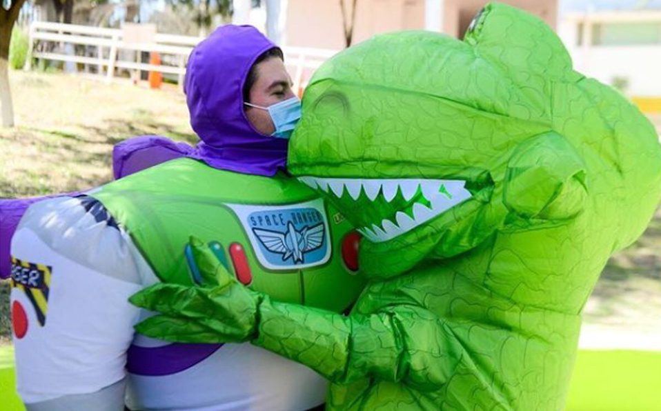 Samuel García y Mariana Rodríguez se disfrazan para fiesta en el DIF