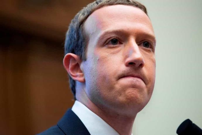 Mark Zuckerberg pierde 5 mil 900 mdd tras caída de Facebook