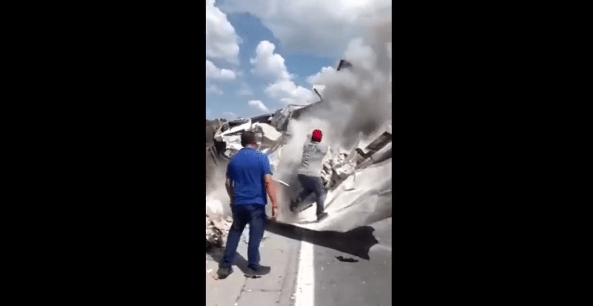 #VIDEO Choque entre camioneta y tráiler provoca incendio; hay 7 muertos