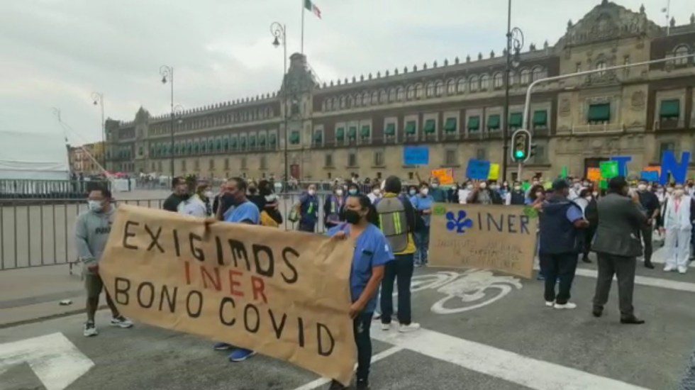Personal del INER marcha en el Zócalo por falta de bono por COVID-19